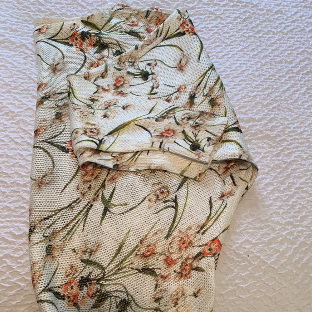 Last 2💗Ivory Rose spring top - Picture 8 of 8